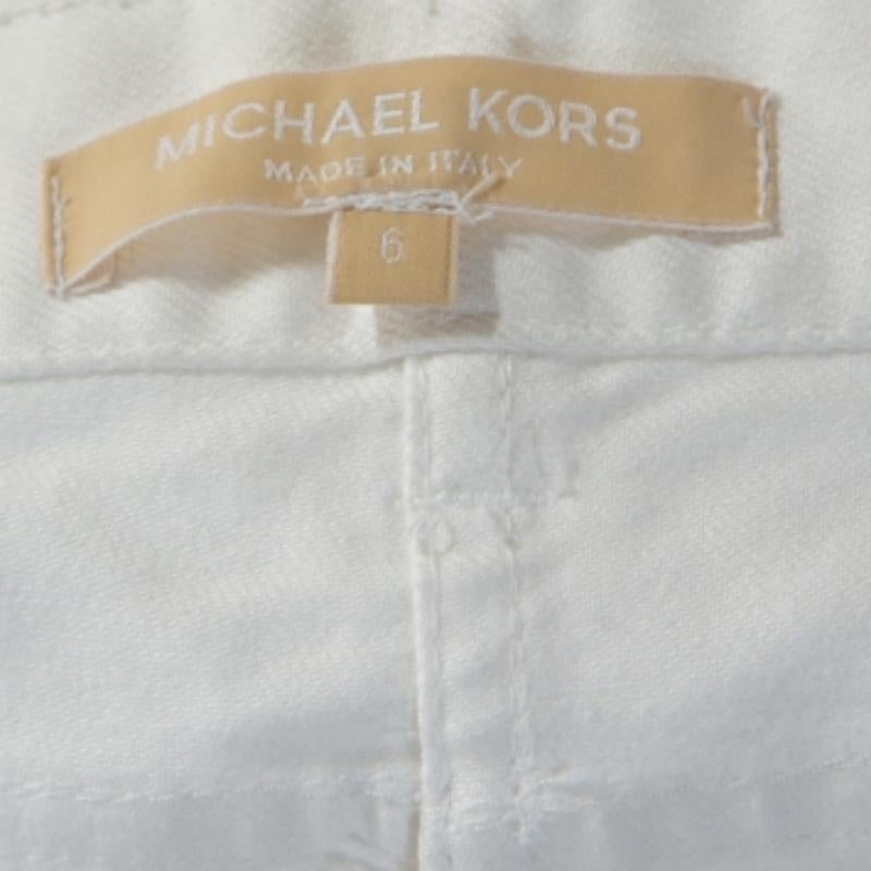 Saca la fashionista moderna que llevas dentro con estos vaqueros de Michael Kors. Este precioso par de vaqueros blancos realza tu estilo al instante. Siente una comodidad y una calidad increíbles con estos vaqueros de algodón.