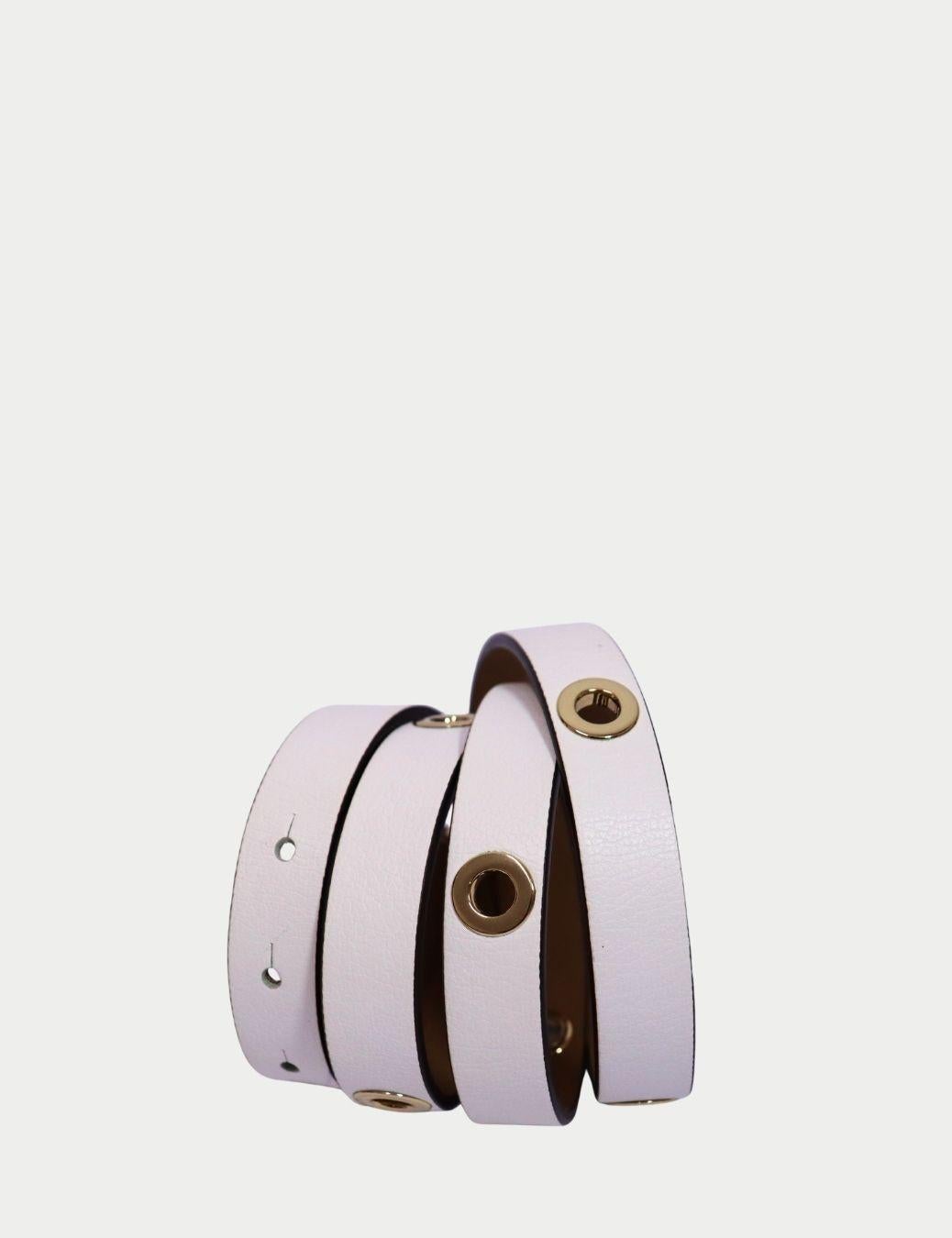 Michael Kors Weißer Ledergürtel mit goldenem MK-Logo im Zustand „Gut“ in Amman, JO