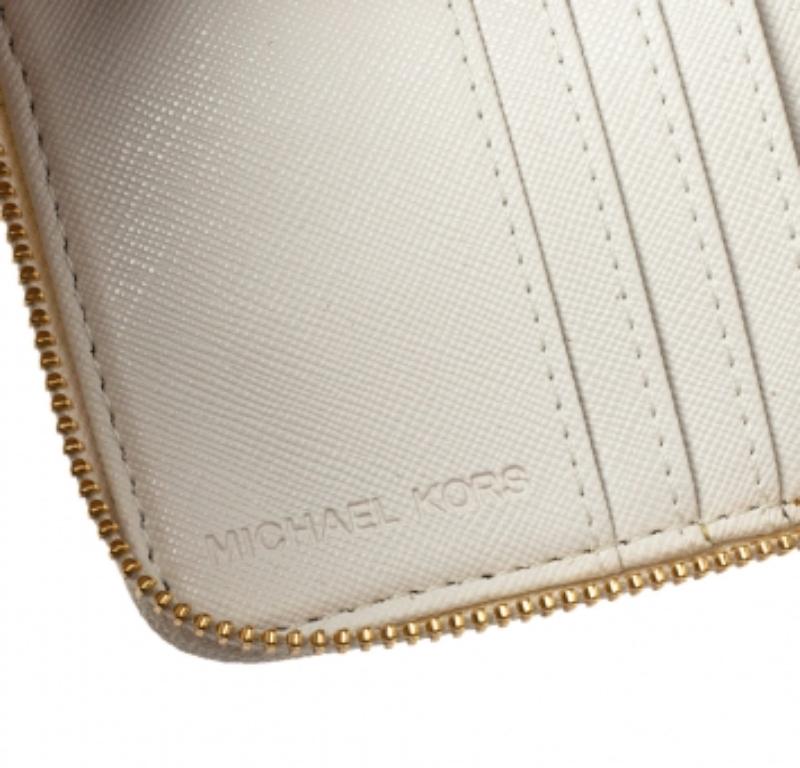 Michael Kors White Signature Coated Canvas Zip Around Compact Wallet In Good Condition For Sale In Dubai, Al Qouz 2