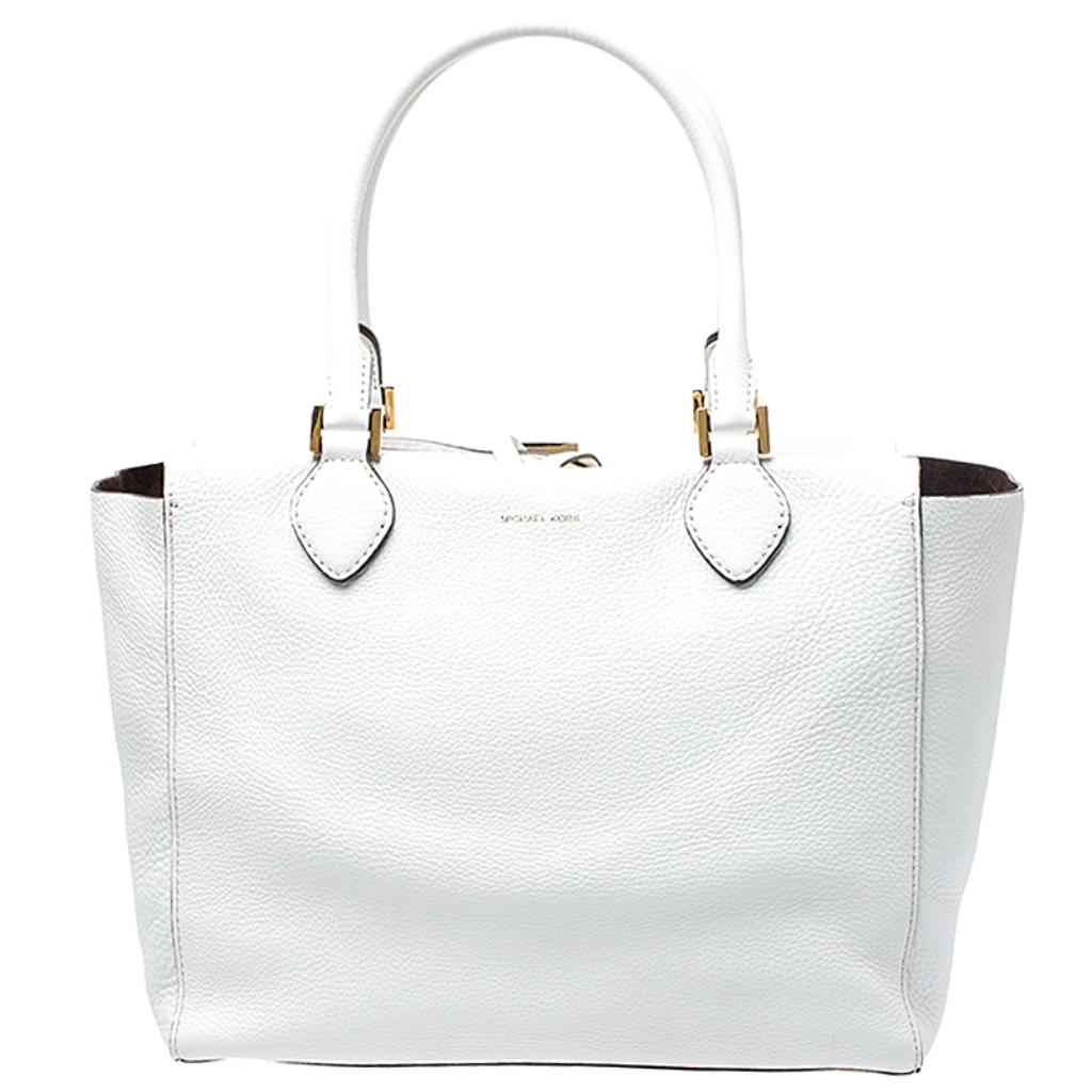This Miranda tote is from Michael Kors. It has been crafted from leather in a splendid white and detailed with gold-tone hardware. The bag has a spacious suede interior and is held by two top handles. This creation is ideal for the fashionable