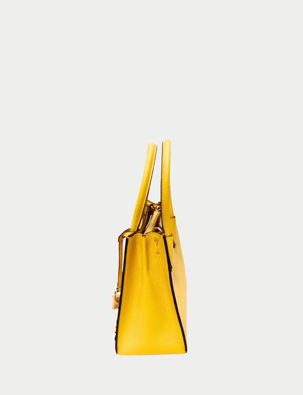Michael Kors Gelbe Mercer Ledertasche mit Blumenverzierung Damen im Angebot