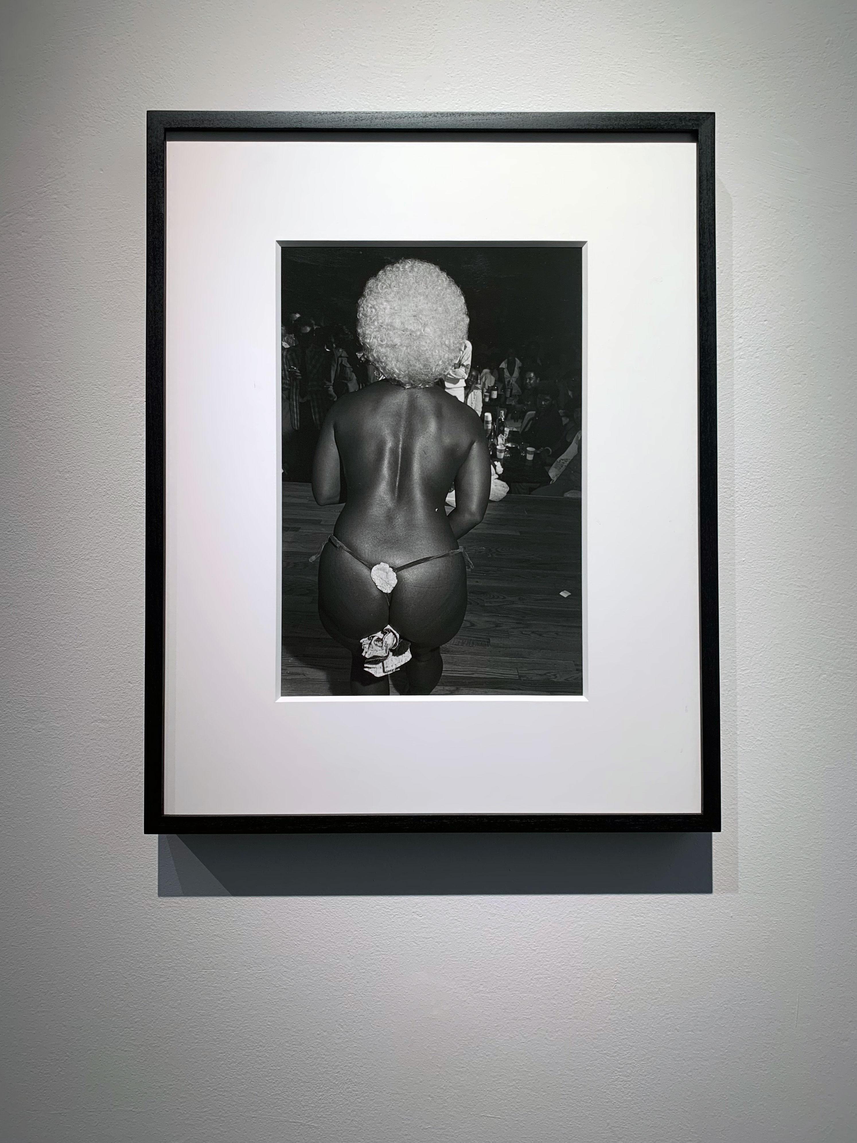 1970er Jahre Nachtclubs of Chicago South Side - Schwarze Frau im Striptease-Tanz  (Zeitgenössisch), Photograph, von Michael L Abramson