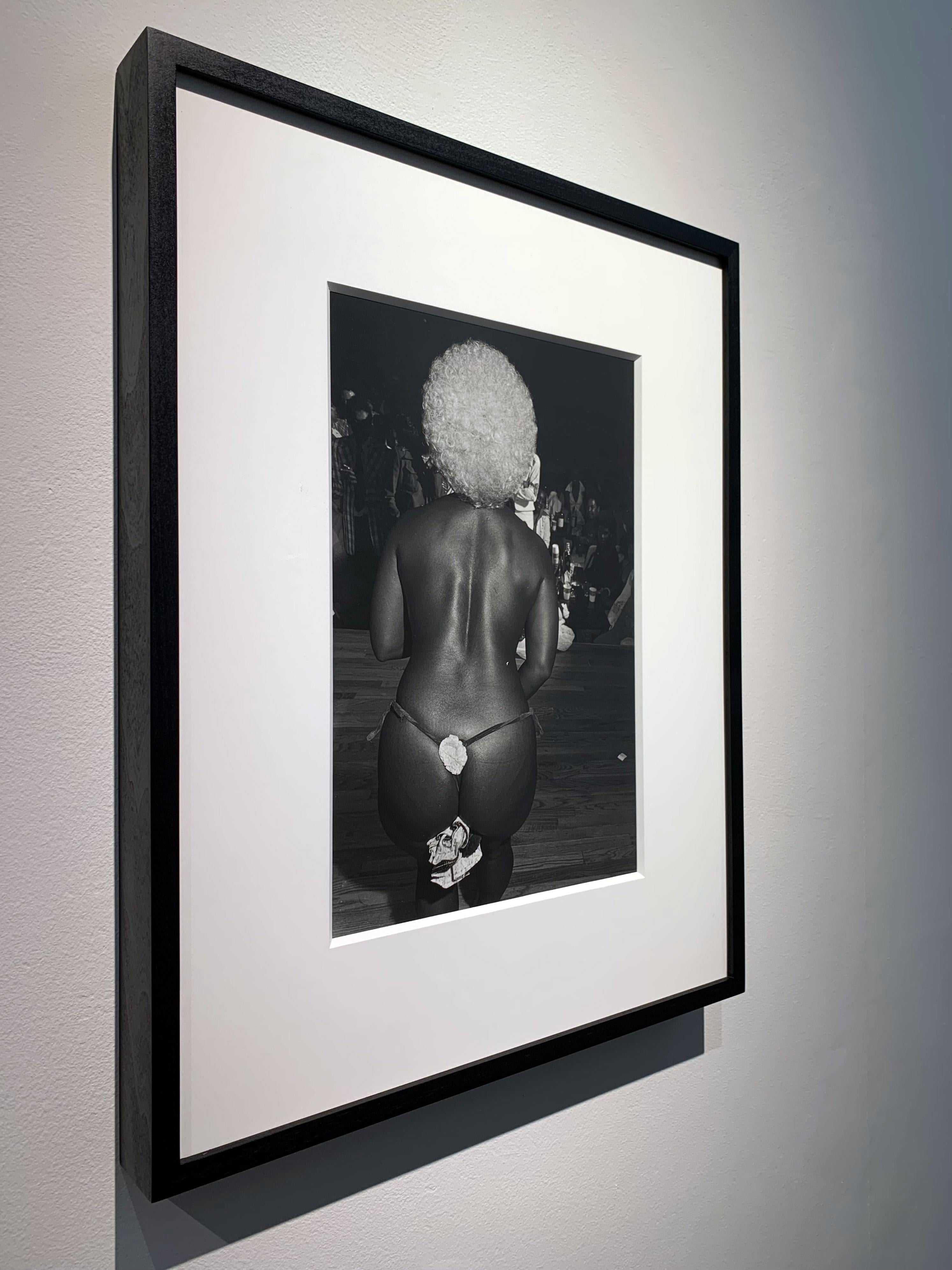 1970er Jahre Nachtclubs of Chicago South Side - Schwarze Frau im Striptease-Tanz  (Silber), Nude Photograph, von Michael L Abramson