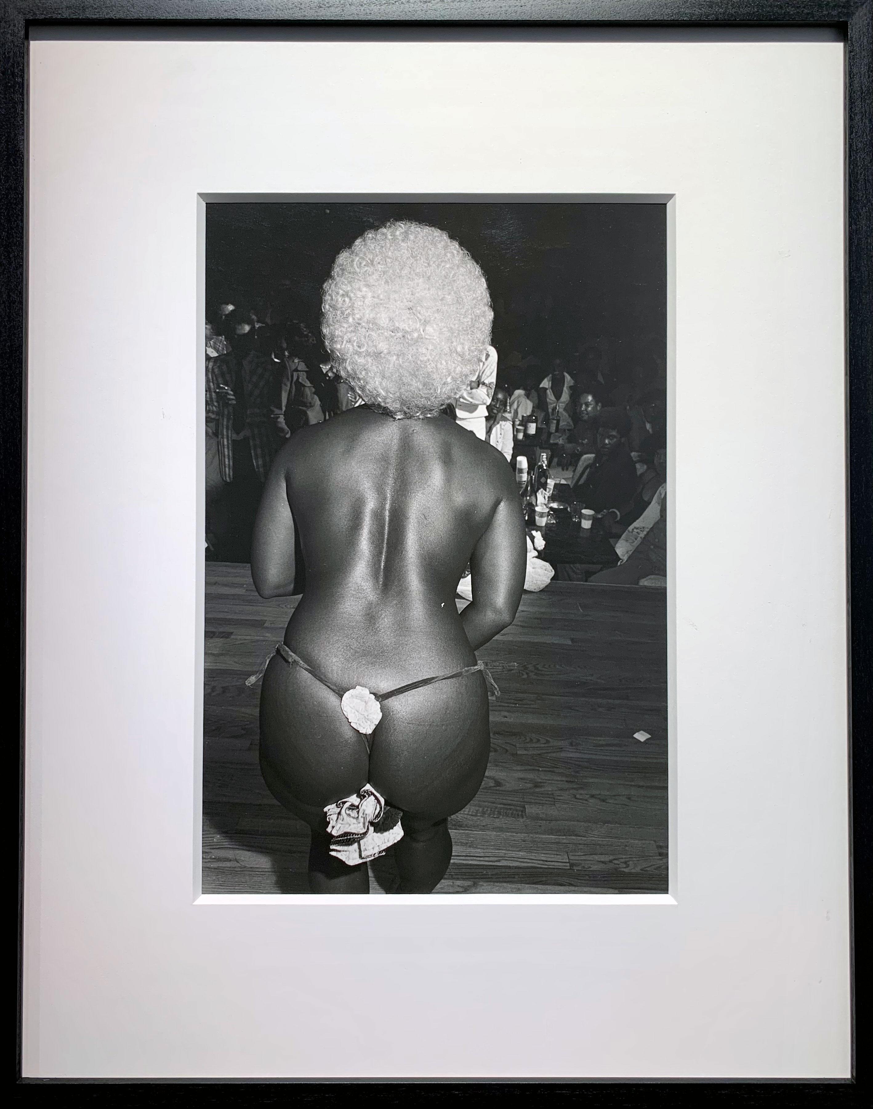 1970er Jahre Nachtclubs of Chicago South Side - Schwarze Frau im Striptease-Tanz  – Photograph von Michael L Abramson
