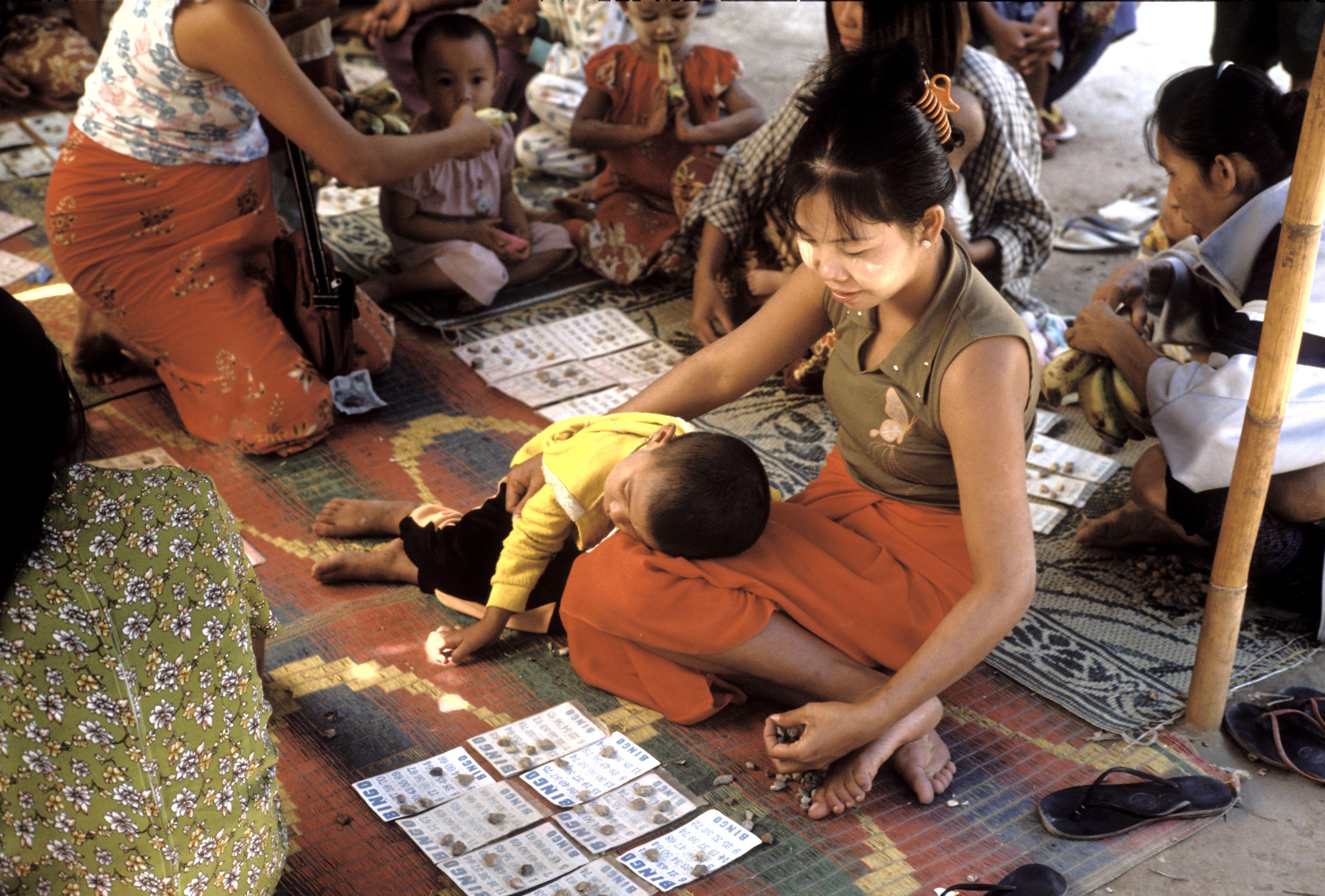 Color Photograph Michael Lange - Centre pour femmes birman, photographie, jet d'encre d'archives
