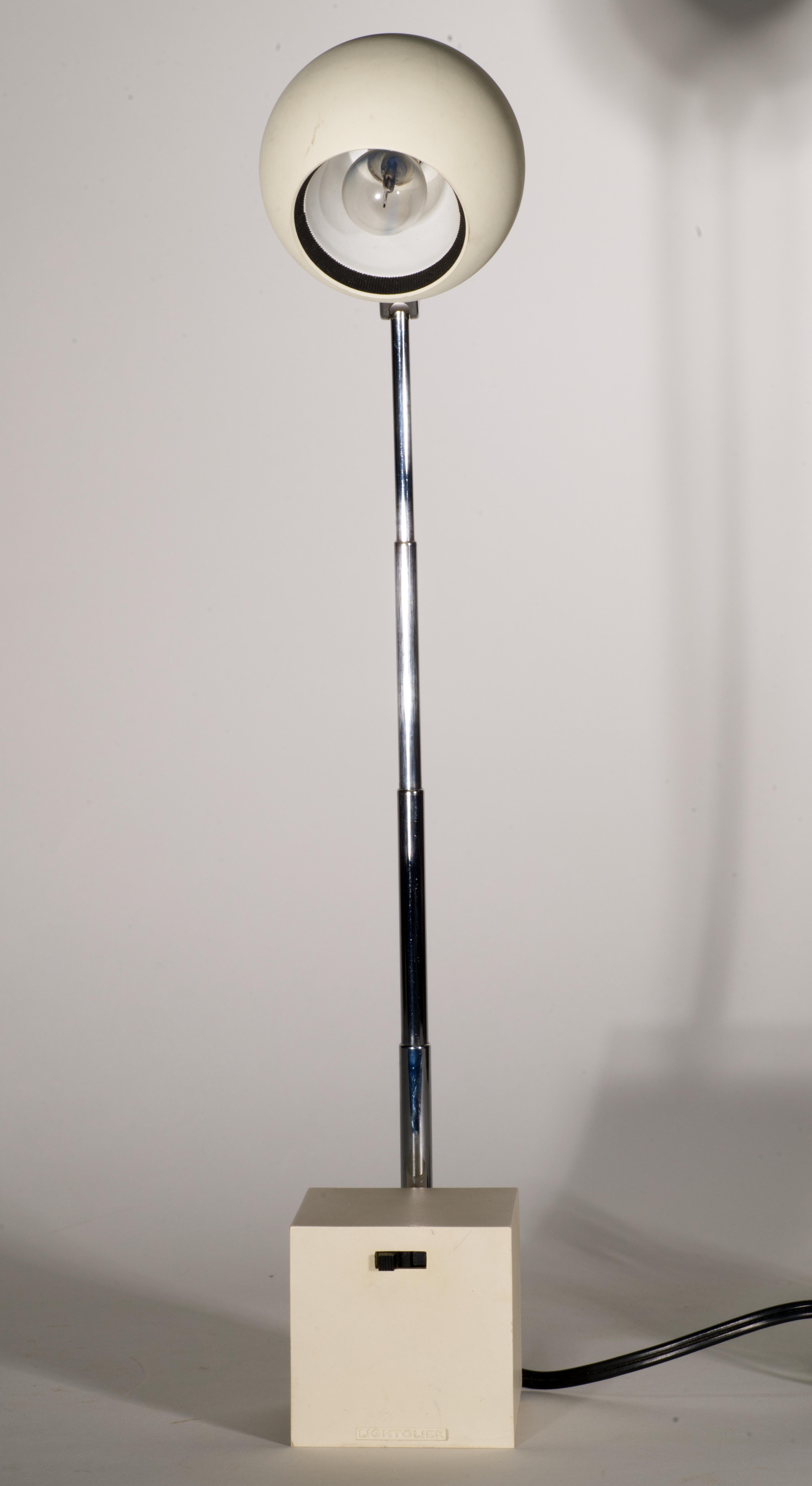  Die Lytegem High Intensity Schreibtischleuchte in Off-White mit kugelförmigem Metallschirm, Würfelsockel und Chromarm wurde 1965 von Michael Lax für Lightolier entworfen. Die Leuchte wurde von dem verstorbenen Industriedesigner Jay Doblin als eines