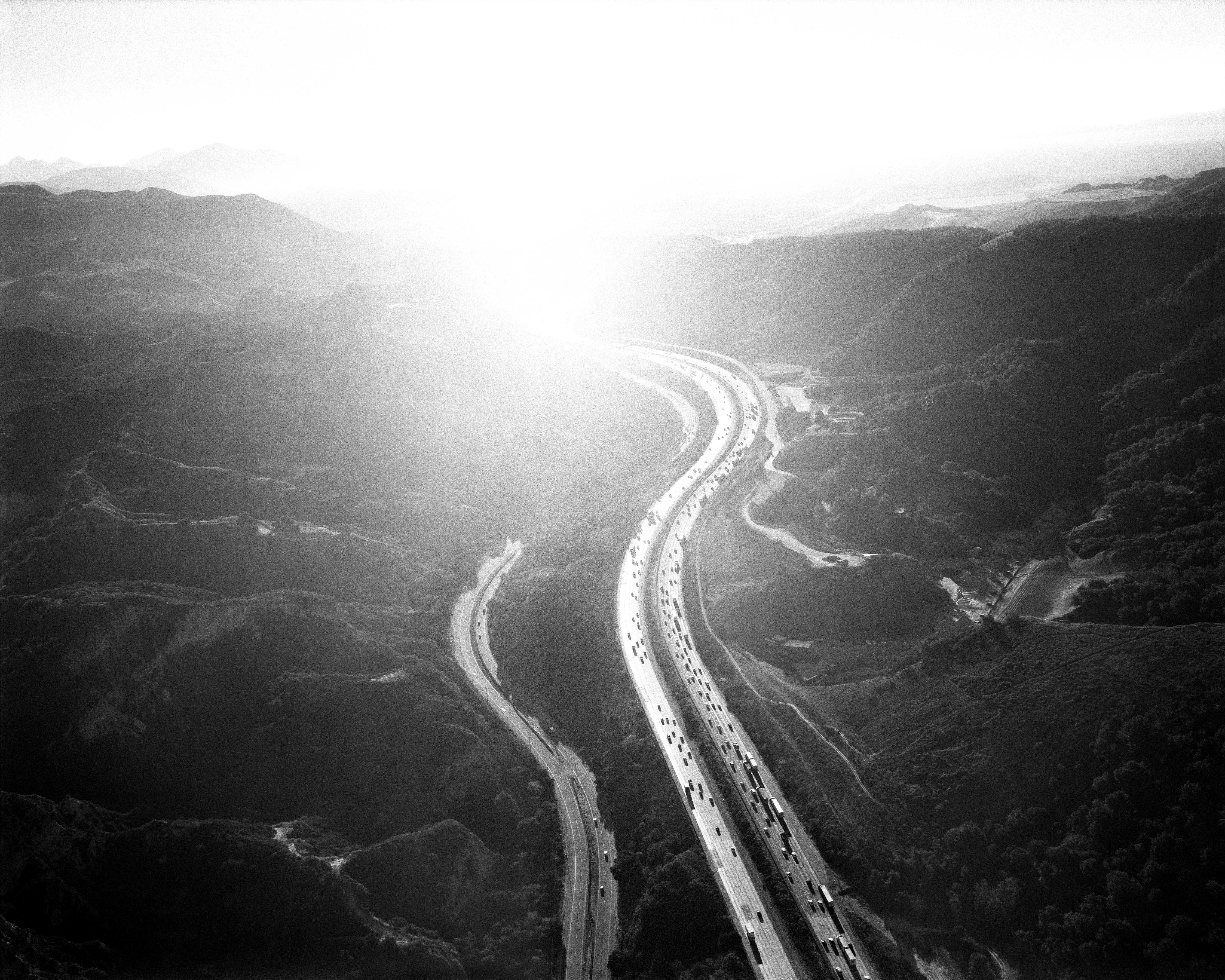 Michael Light Black and White Photograph – Golden State Freeway mit Blick nach Südosten über den Fernanando-Pass, 2004