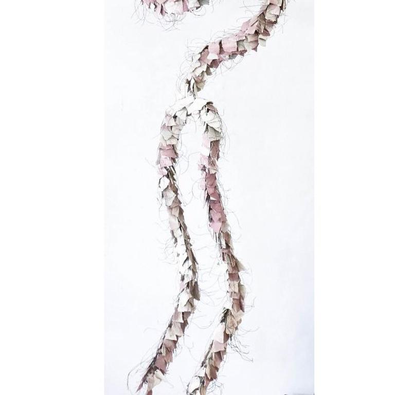 Montaña Blanca - Figurative Sculpture Gris de Michael Lucero