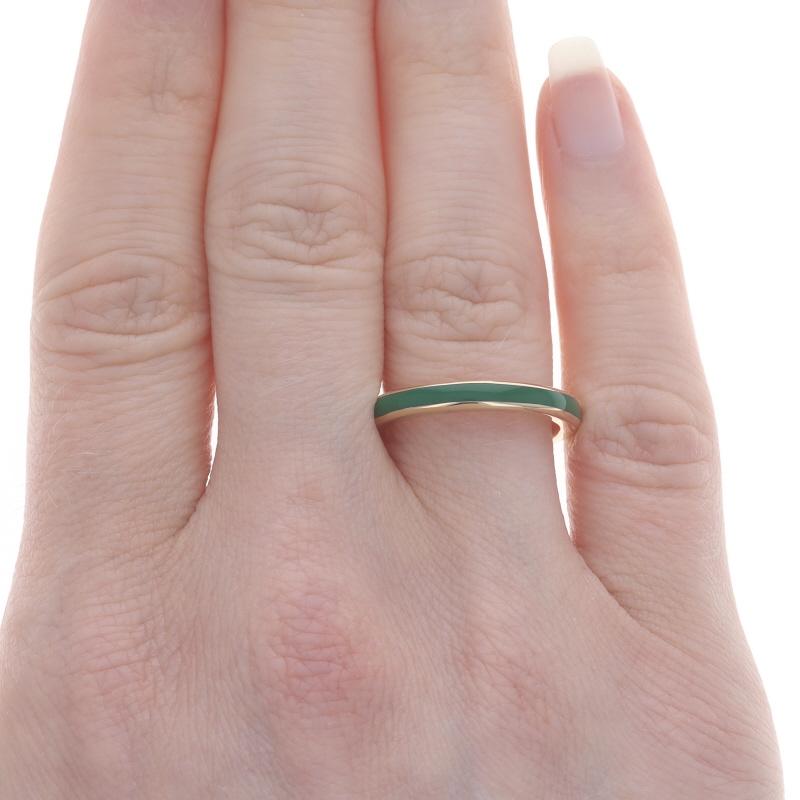 Michael M, bague empilable à rayures en or jaune 14 carats et émail vert chroma, taille 7 Neuf - En vente à Greensboro, NC