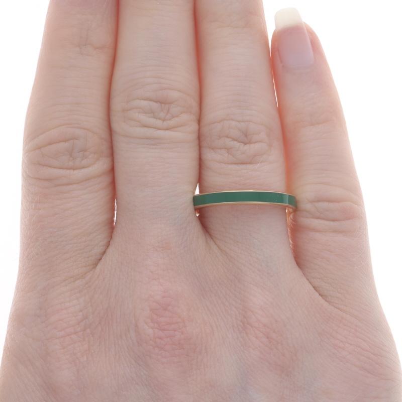 Michael M, bague empilable à rayures en or jaune 14 carats et émail vert chroma, taille 6 1/2 Neuf - En vente à Greensboro, NC