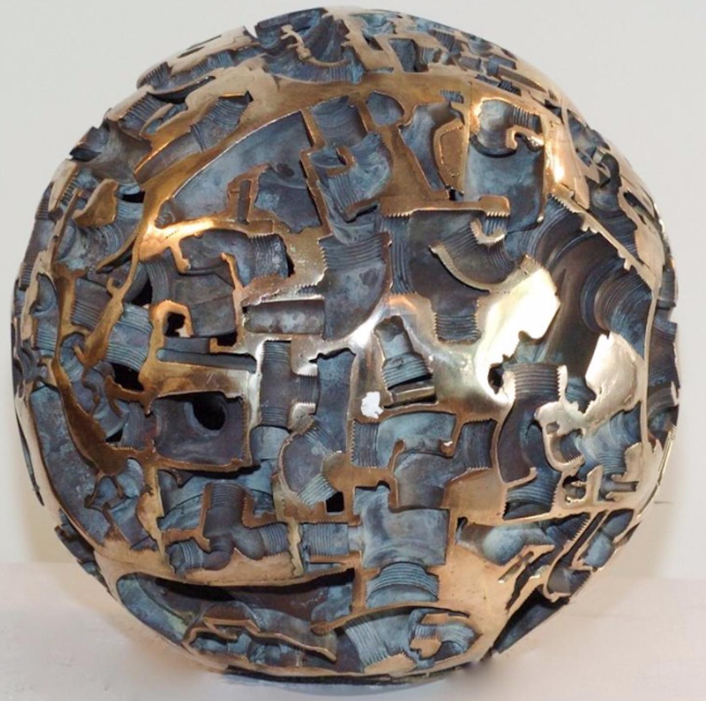 Exemplaire unique. Laiton 

Michael A. Malpass est né en 1946 à Yonkers, New York. En 1965, il s'inscrit au Pratt Institute où il étudie les beaux-arts. Influencé par des artistes tels que Theodore Roszak, Arnoldo Pomodoro et Alberto Giacometti, il