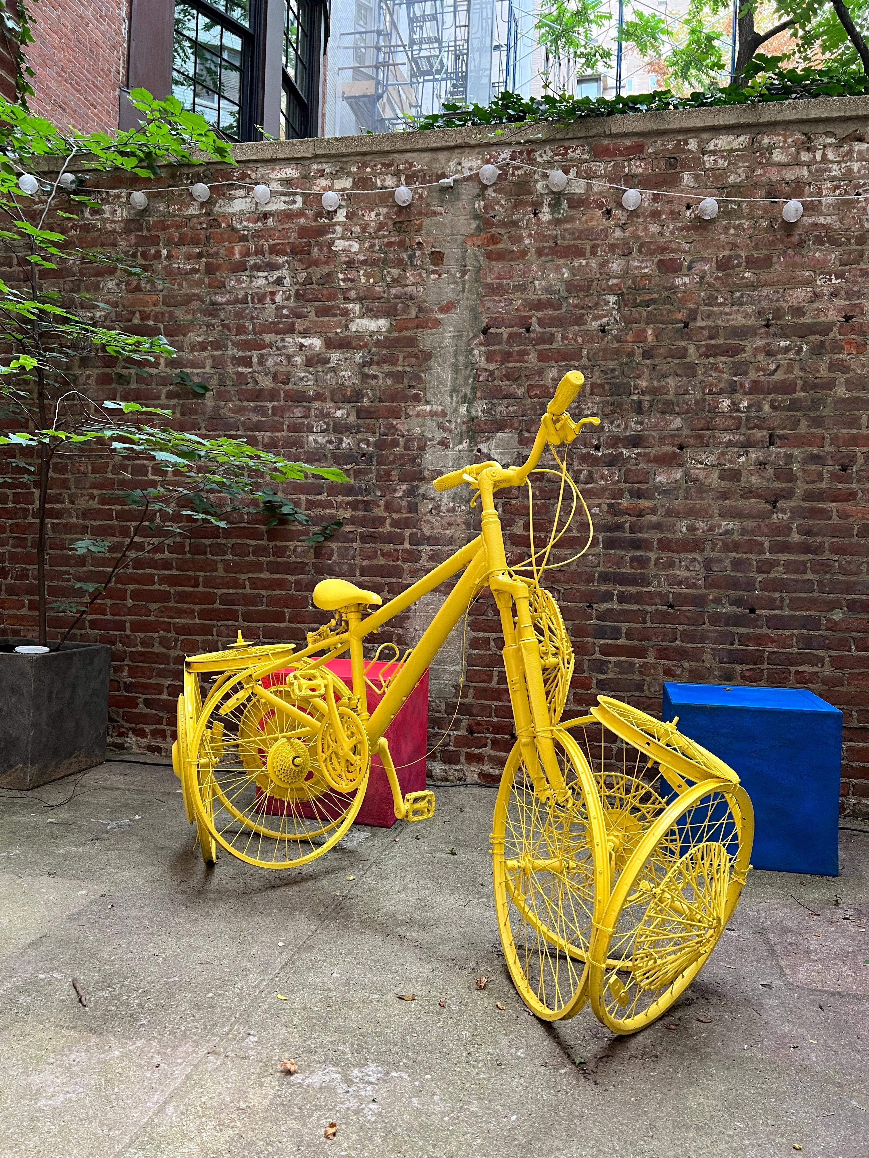 Bicicleta amarilla sin título: Escultura abstracta contemporánea Bicicleta en venta 1