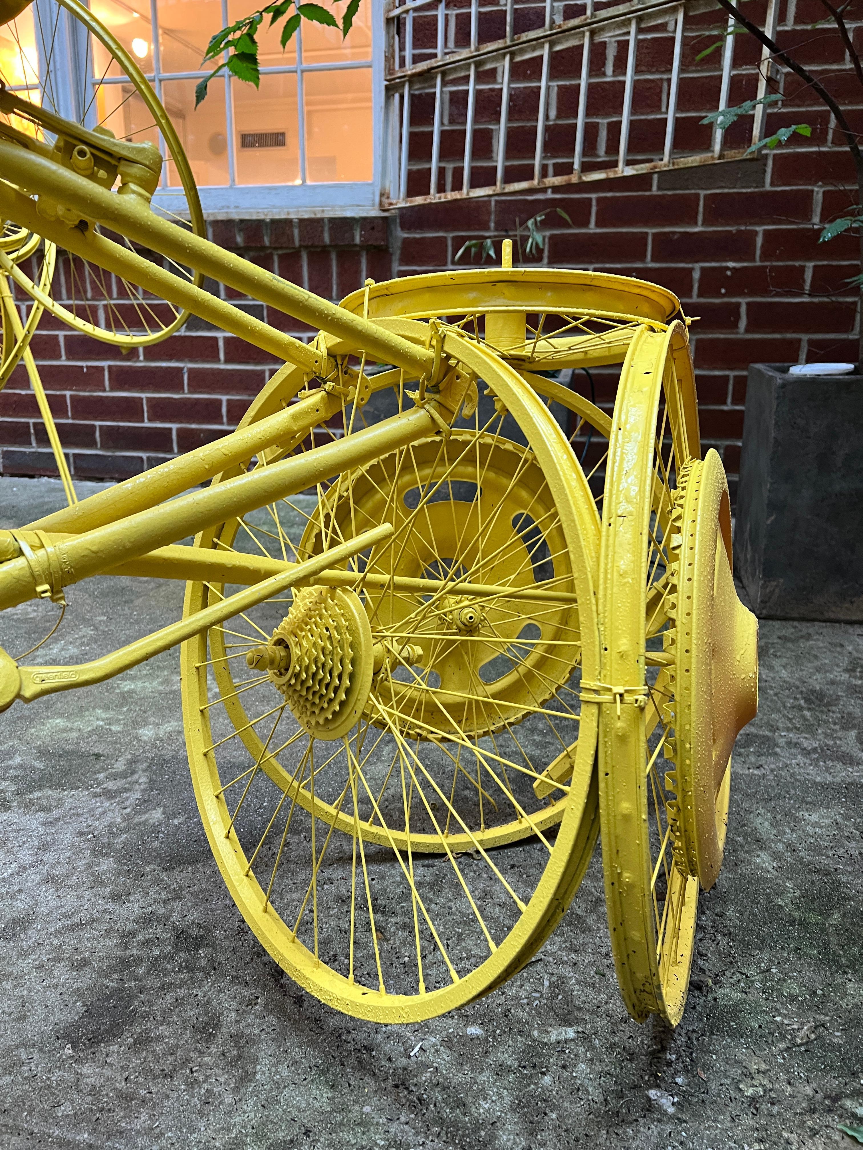 Bicicleta amarilla sin título: Escultura abstracta contemporánea Bicicleta en venta 2