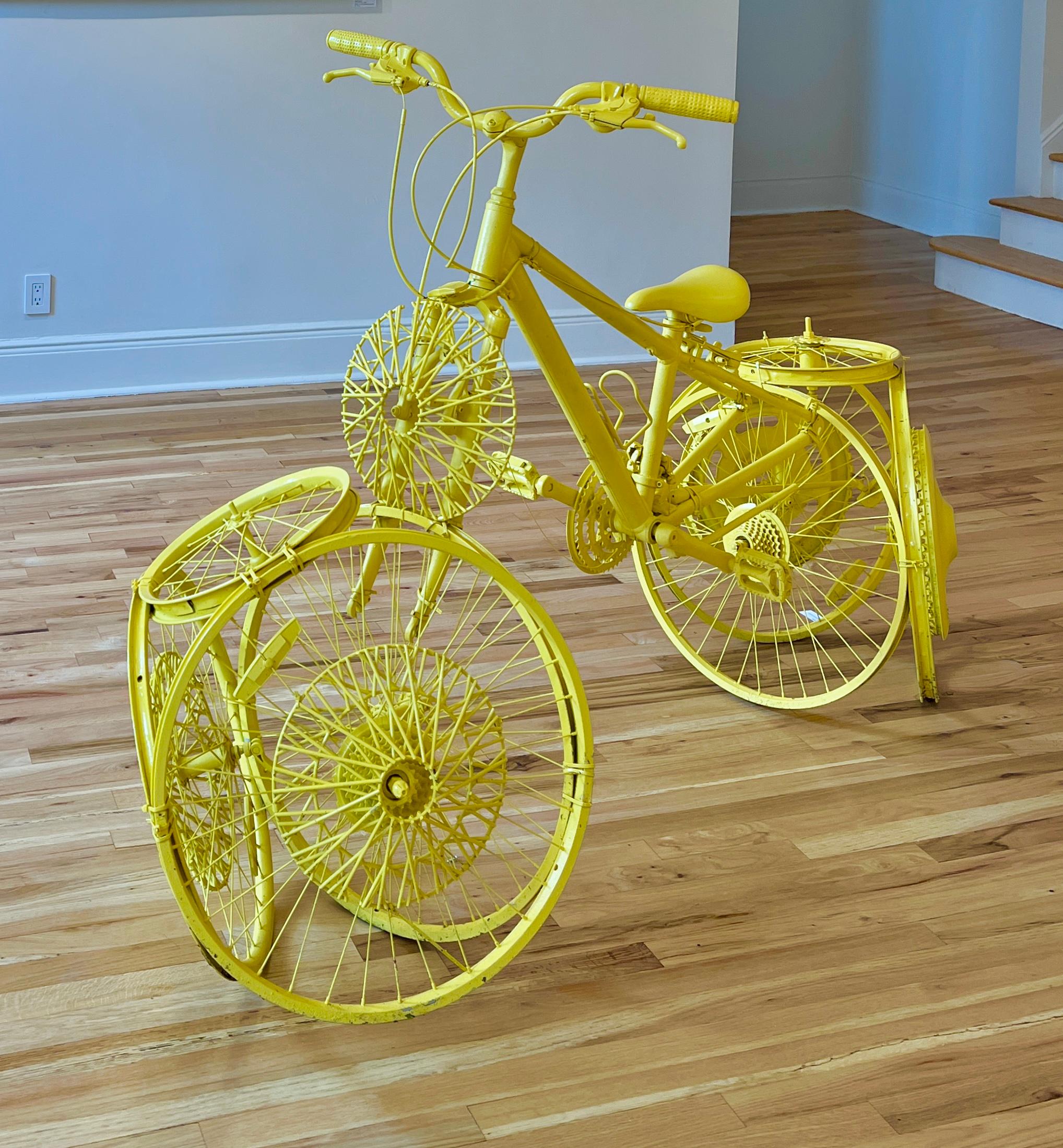 Bicicleta amarilla sin título: Escultura abstracta contemporánea Bicicleta - Sculpture de Michael Manning