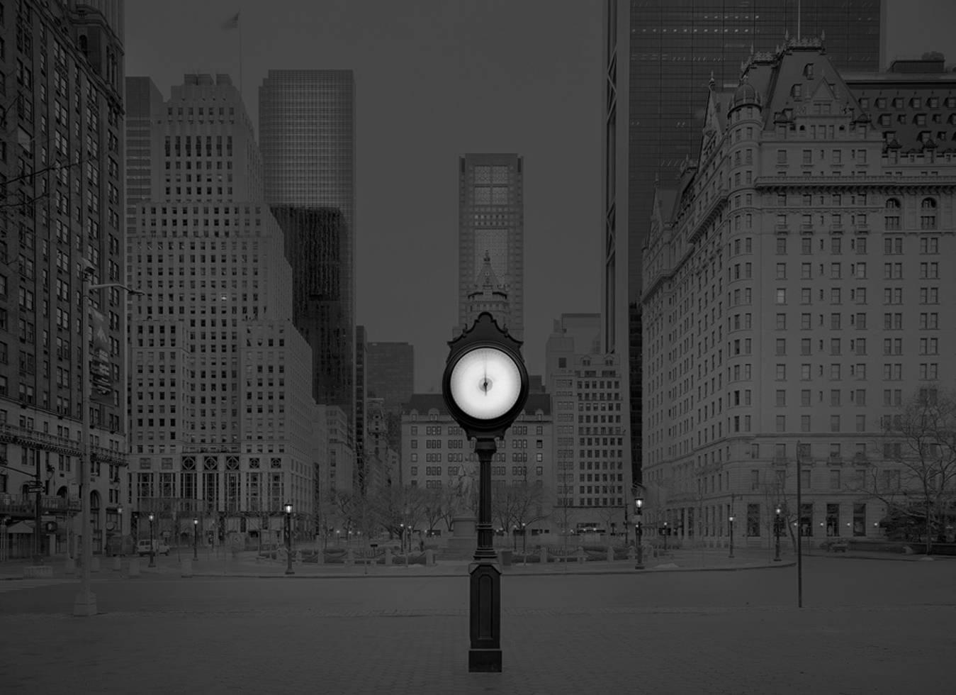 Black and White Photograph Michael Massaia - Installation de l'horloge