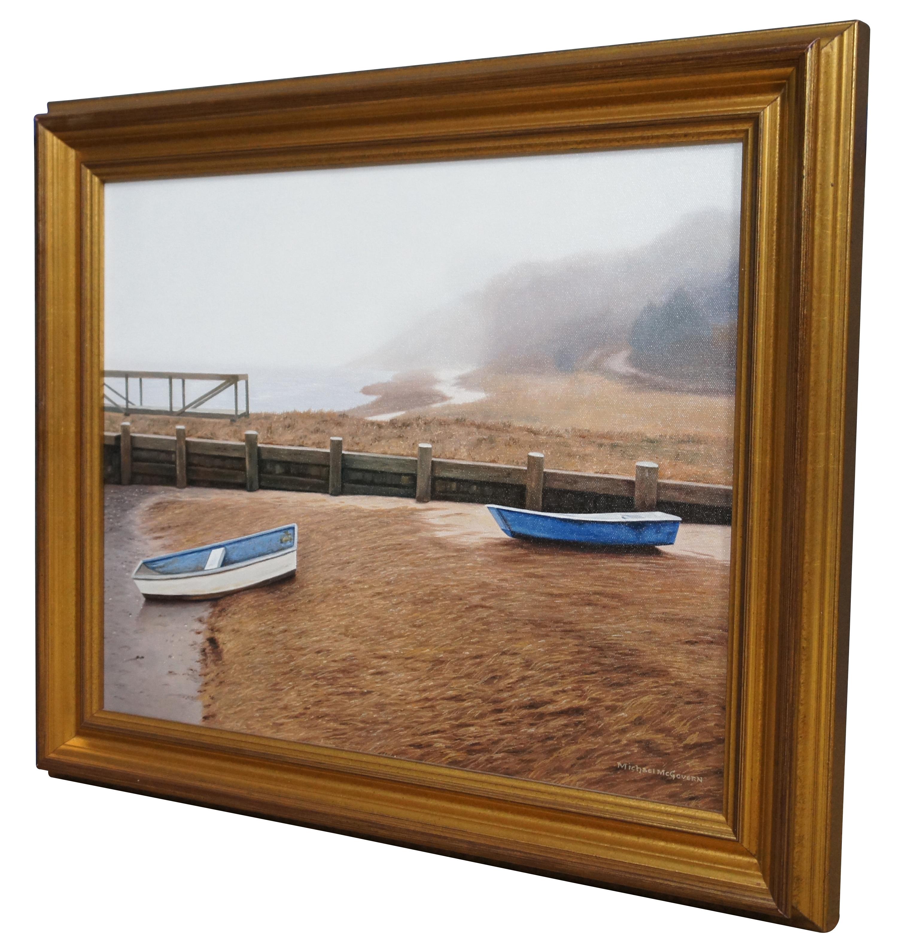 Peinture à l'huile vintage sur toile représentant un paysage côtier avec une paire de bateaux à rames tirés sur le rivage près d'un quai. Signé en bas à gauche.  Intitulé 