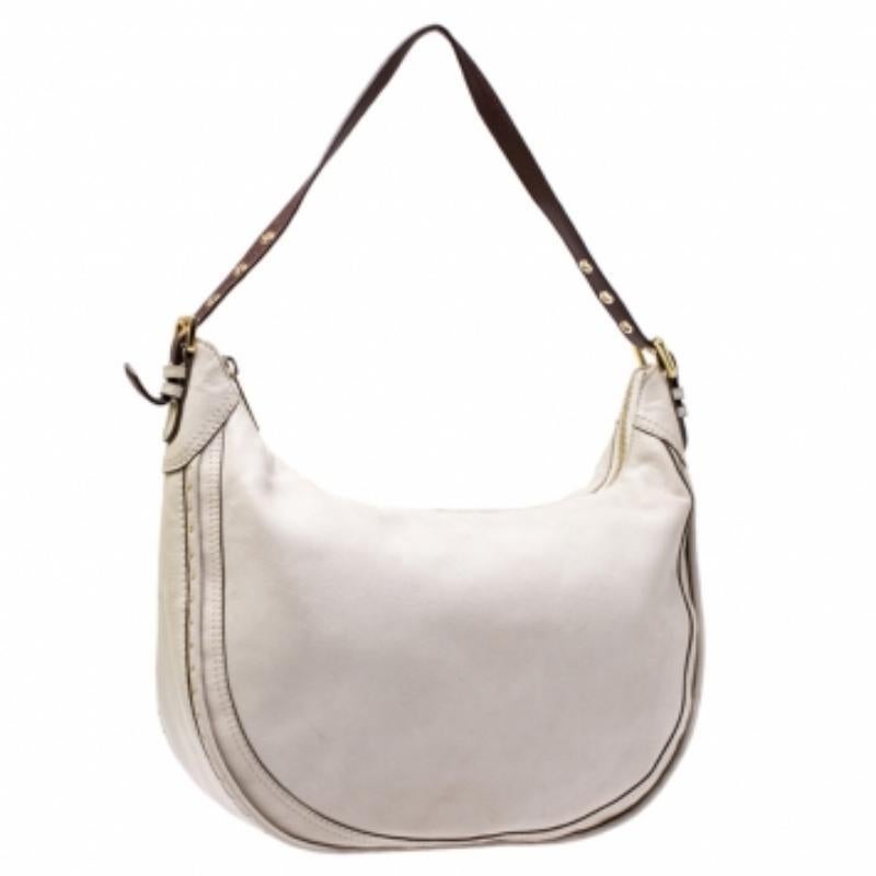 Diese Hobo aus dem Hause Michael Michael Kors eignet sich für jede Gelegenheit. Diese supercoole Lederhandtasche hat einen einzigen Henkel an der Oberseite und dezente Verzierungen an der Außenseite. Der Innenraum ist sorgfältig mit Stoff