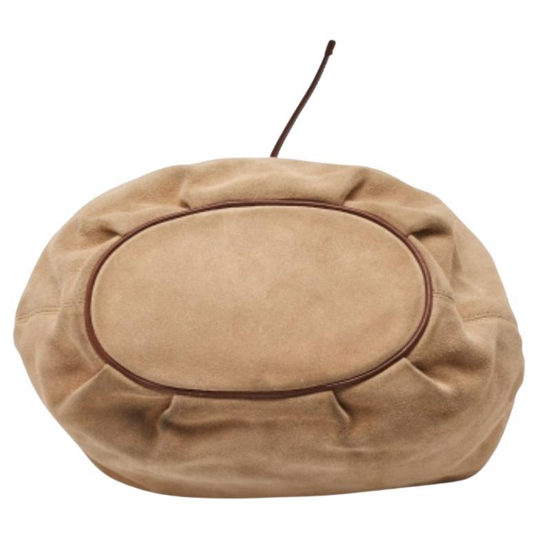 Rebosante de arte y artesanía de calidad, está diseñada en silueta de cubo y su interior es lo bastante espacioso para guardar todos sus objetos esenciales. Esta hermosa pieza merece que la lleves con estilo.