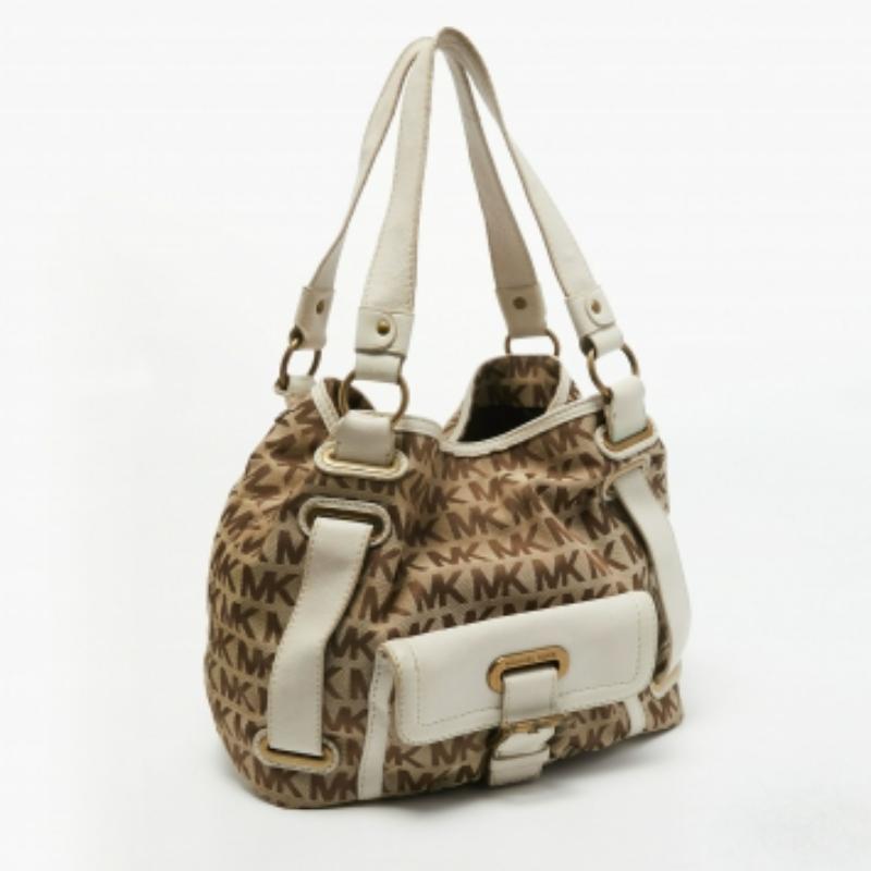 Michael Michael Kors Beige/Off White Signature Canvas Tote con tasca frontale in vendita 3