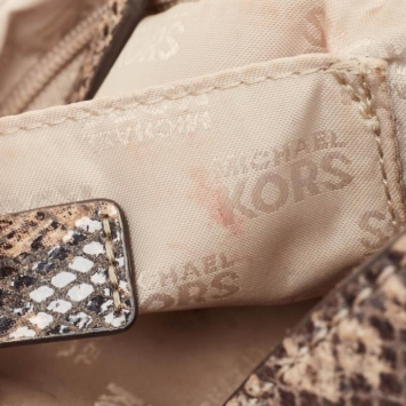 Michael Michael Kors - Borsa a tracolla in pelle goffrata con pitone beige in vendita 5