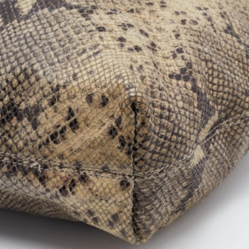 MICHAEL Michael Kors Bolso de hombro Cynthia de piel de serpiente en relieve beige en venta 4