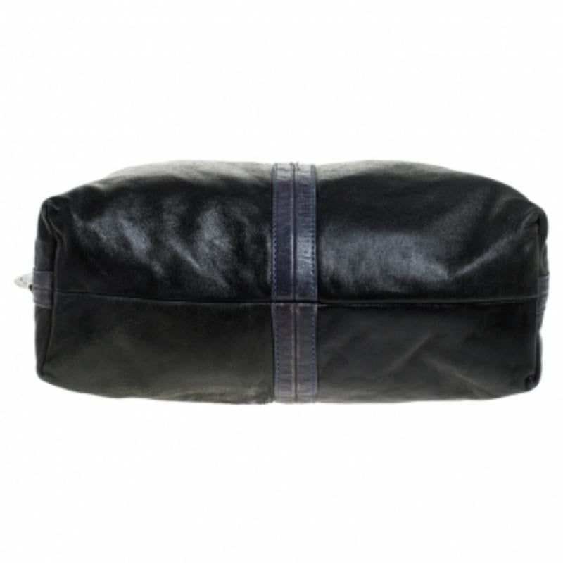 Diese atemberaubende Hobo-Tasche von Michael by Michael Kors ist ein absolutes Must-have. Sie ist aus schwarzem Leder gefertigt und hat eine klassische Silhouette. Sie verfügt über einen Reißverschluss an der Oberseite, einen einzelnen Henkel, ein