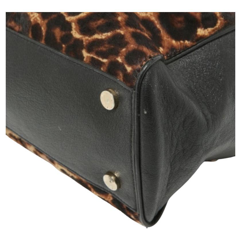 Questa seducente tote bag da donna è stata progettata per assistervi in ogni giornata. Comoda da trasportare e dal design alla moda, la tote è tagliata con maestria e cucita in una forma perfetta. È ben equipaggiato per essere un accessorio