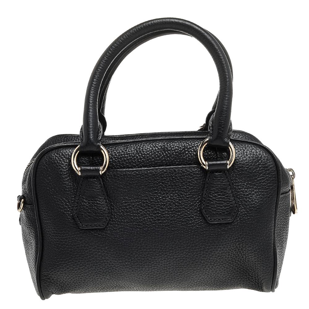 Swap that regular everyday bag with this charming creation from the house of MICHAEL Michael Kors. Crafted from leather, it comes fitted with top handles, a tassel accent on the zipper pull, and a detachable shoulder strap. The spacious