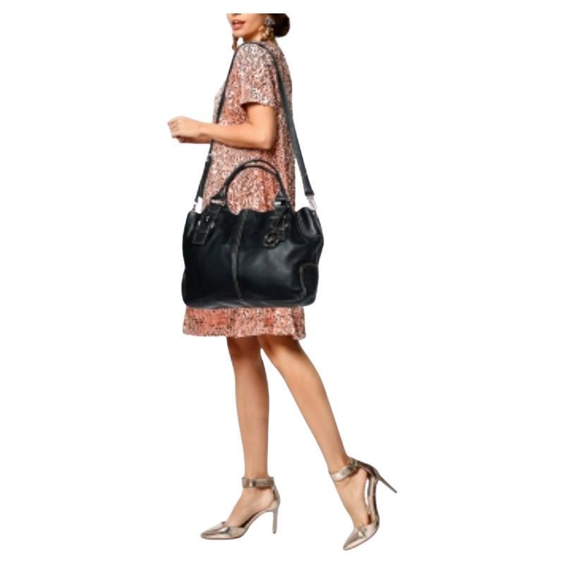 Ce séduisant sac fourre-tout pour femme a été conçu pour vous accompagner dans toutes vos journées. Pratique à transporter et d'un design à la mode, le fourre-tout est coupé avec habileté et cousu pour lui donner une belle forme. Il est bien équipé