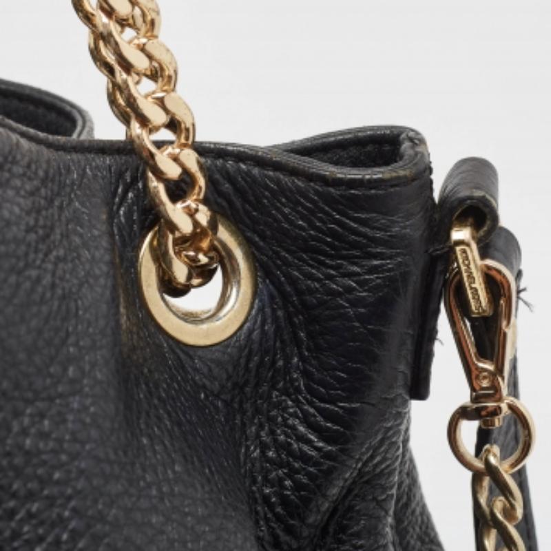 MICHAEL Michael Kors Schwarze Leder-Tasche mit Charme im Angebot 6