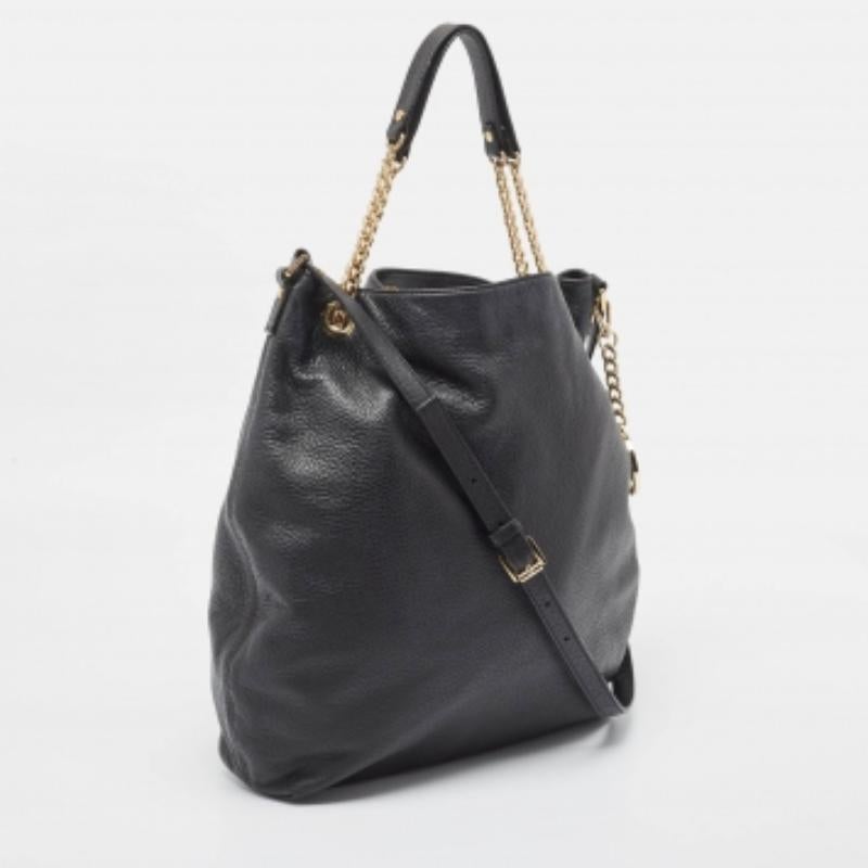 Diese verführerische Tragetasche für Frauen wurde entworfen, um Sie an jedem Tag zu begleiten. Die bequem zu tragende und modisch gestaltete Tasche wird mit viel Geschick zugeschnitten und in eine tolle Form genäht. Es ist gut ausgestattet, um ein