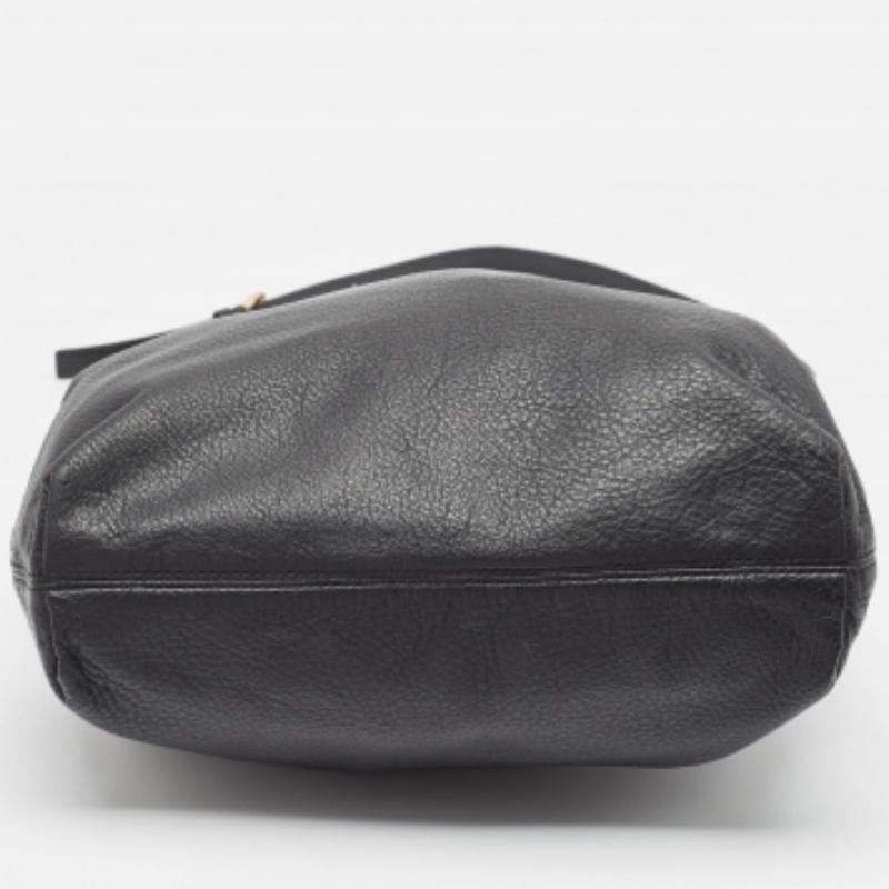 MICHAEL Michael Kors Schwarze Leder-Tasche mit Charme im Zustand „Gut“ im Angebot in Dubai, Al Qouz 2