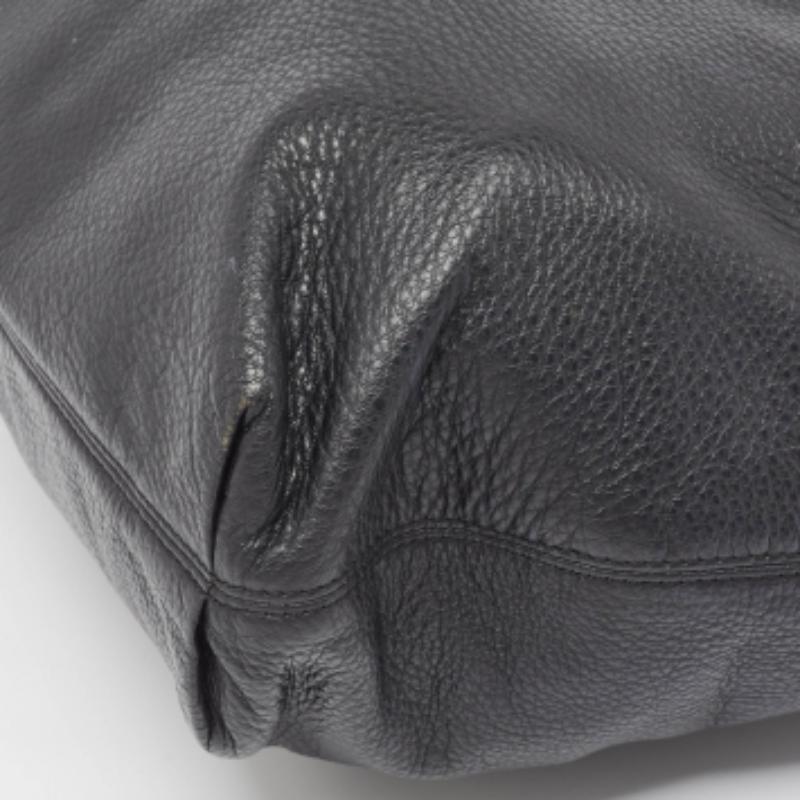 MICHAEL Michael Kors Schwarze Leder-Tasche mit Charme im Angebot 1