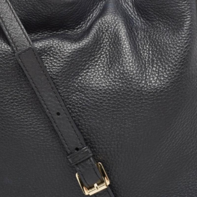 MICHAEL Michael Kors Schwarze Leder-Tasche mit Charme im Angebot 4