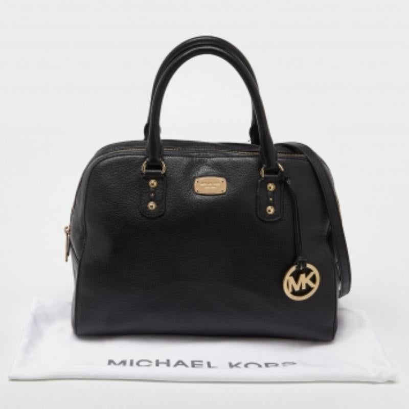 MICHAEL Michael Kors Cartera de piel negra con forma de cúpula en venta 6