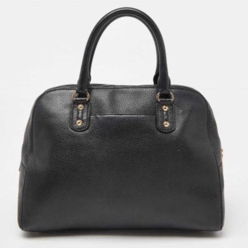 Esta cartera está confeccionada con materiales de la mejor calidad en un diseño elegante. Versátil y funcional, tiene un buen tamaño para su uso diario.