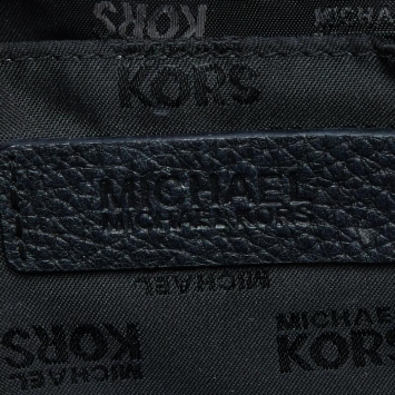 MICHAEL Michael Kors Cartera de piel negra con forma de cúpula en Bueno estado para la venta en Dubai, Al Qouz 2