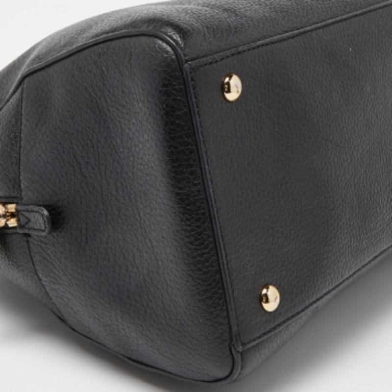 MICHAEL Michael Kors Cartera de piel negra con forma de cúpula en venta 2