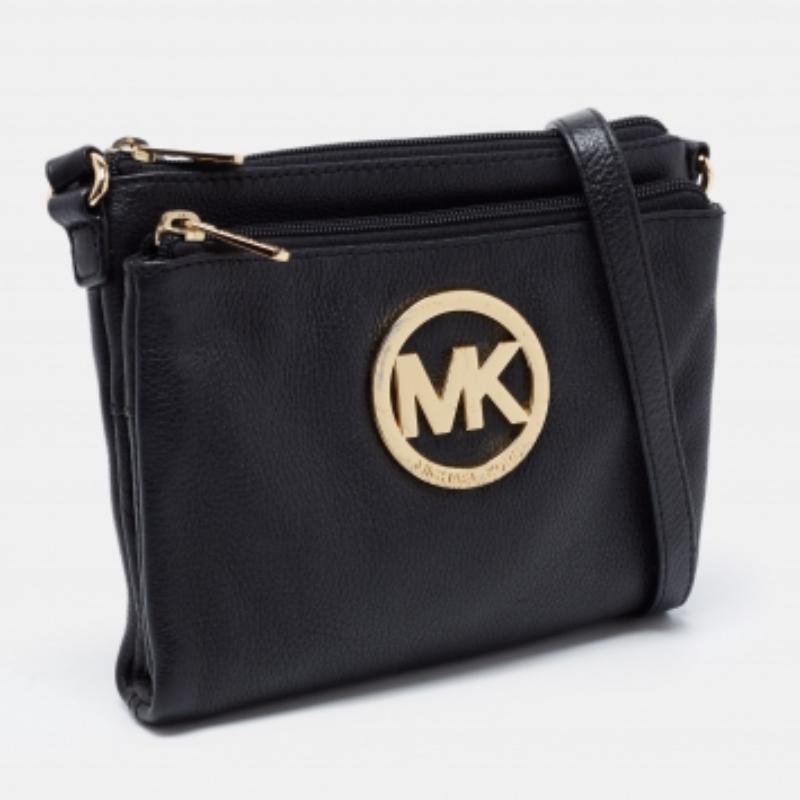Exprimez votre style personnel avec ce sac à bandoulière haut de gamme. Fabriqué à partir de matériaux de qualité, il a été agrémenté de détails fins et présente une finition parfaite. Il dispose d'un intérieur bien dimensionné.