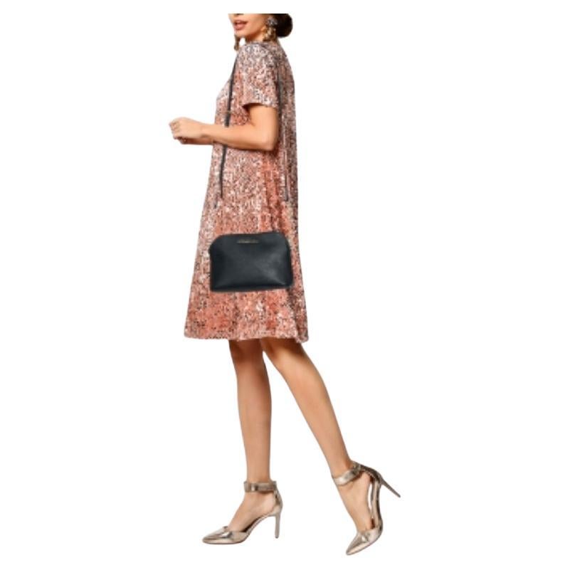 Progettata per durare nel tempo, questa bellissima borsa crossbody è un acquisto intelligente. Comoda e facile da trasportare, questa pratica creazione è dotata di un interno foderato per mantenere i tuoi oggetti essenziali organizzati e al sicuro.