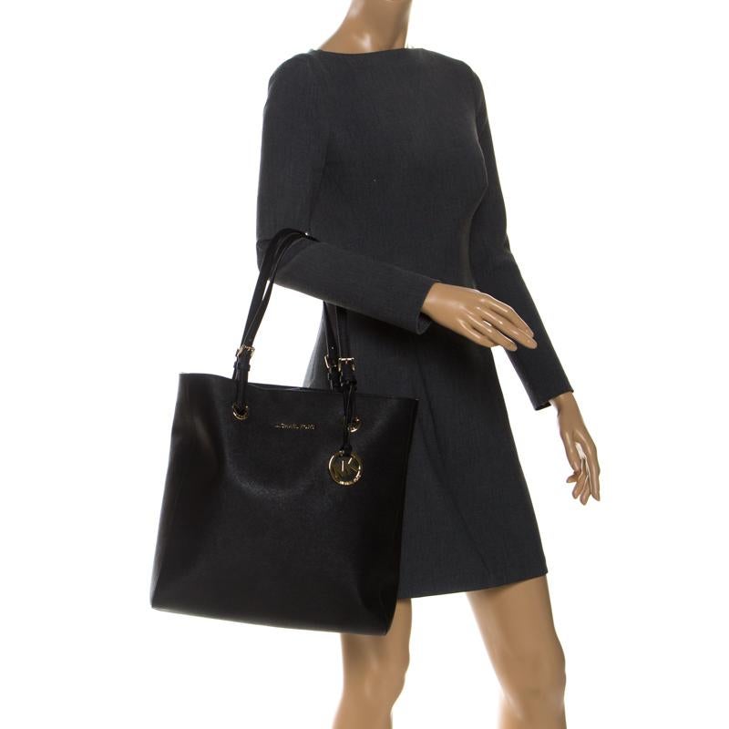 MICHAEL Michael Kors Schwarzes Leder- Jet-Set-Tasche im Zustand „Hervorragend“ in Dubai, Al Qouz 2