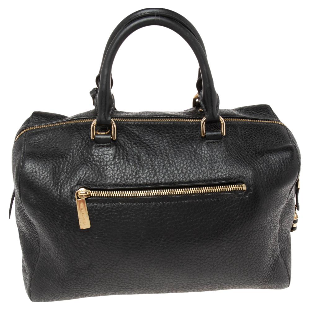 Diese elegante und leicht zu tragende MICHAEL Michael Kors Ledertasche ist eine gute Wahl für die Arbeit oder den Feierabend. In diese Tasche passt alles, was Sie brauchen. Sie kann mit den beiden Griffen am Arm oder in der Hand gehalten oder mit