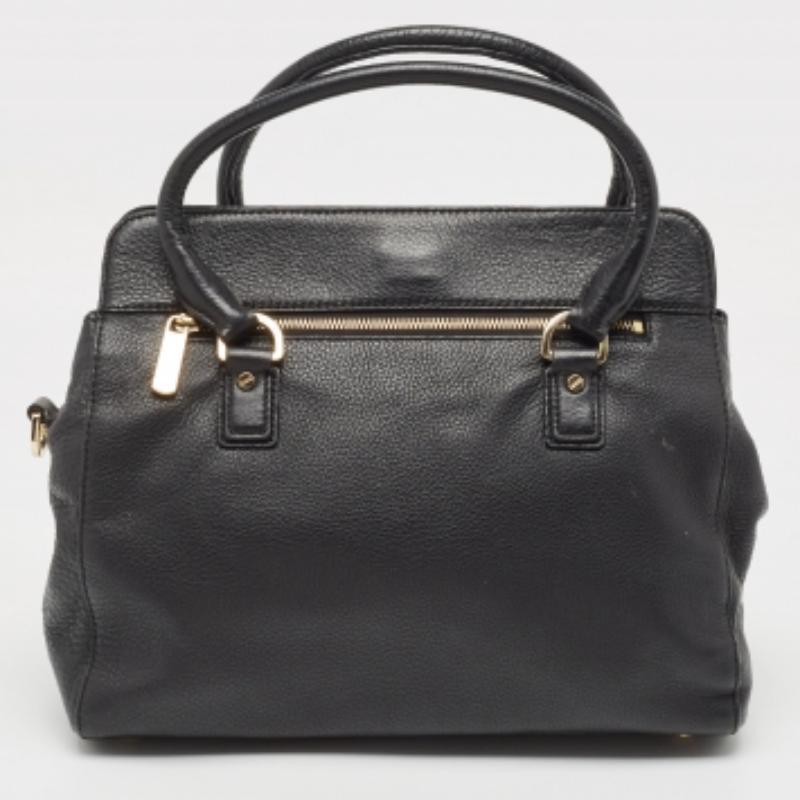 Eleva tu estilo con este bolso MK. Fusionando forma y funcionalidad, este exquisito accesorio personifica la sofisticación, asegurando que destaques con elegancia y practicidad a tu lado.