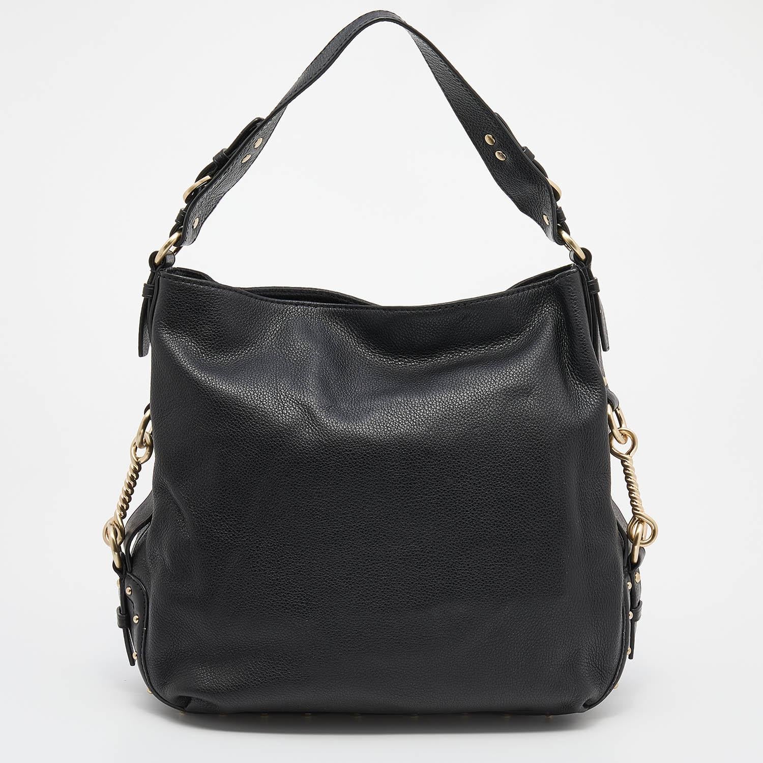 How can one not fall in love with this gorgeous hobo from MICHAEL Michael Kors! The bag is crafted from black leather and features gold-tone details. Held by a single handle, it has a capacious fabric interior that can easily hold your