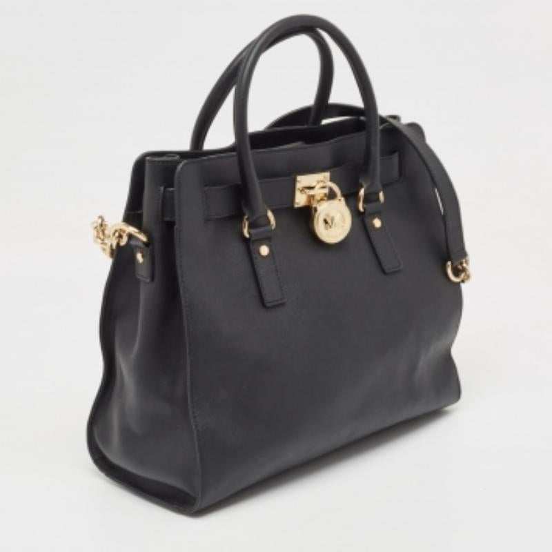 Asegúrate de que tus imprescindibles del día están en orden y tu atuendo está completo con este bolso tote MK negro. Elaborado con los mejores materiales, el bolso lleva la firma de la maison de artesanía artística y atractivo duradero.