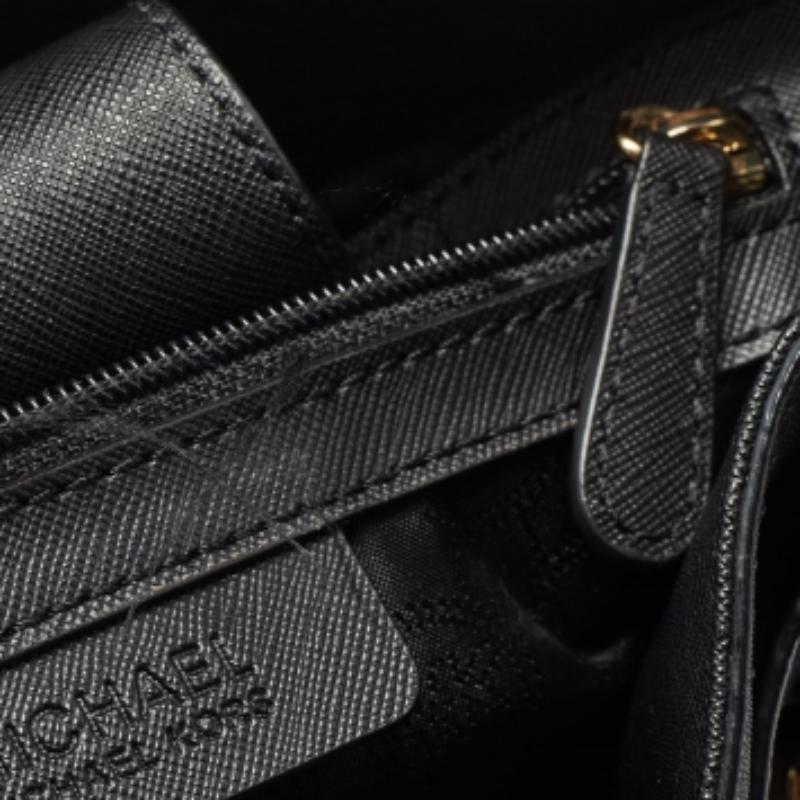 Gönnen Sie sich Luxus mit dieser MK-Tasche. Sorgfältig aus hochwertigen Materialien gefertigt, vereint es exquisites Design, tadellose Handwerkskunst und zeitlose Eleganz. Erhöhen Sie Ihren Stil mit diesem modischen Accessoire.