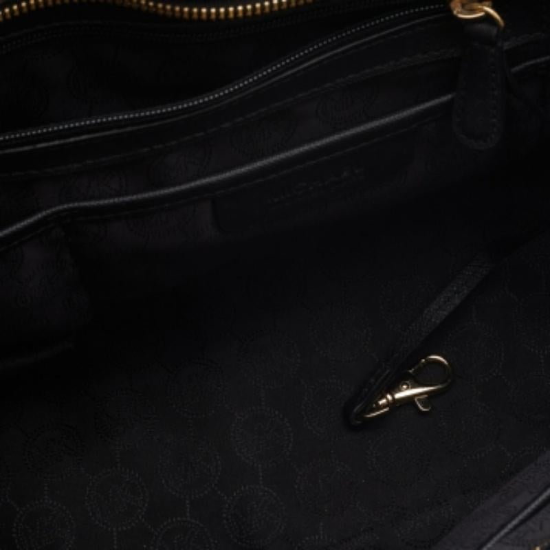 Nero Michael Kors - Borsa a tracolla Selma in pelle nera in vendita