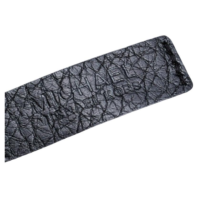 This chic shoulder bag from the House of MICHAEL Michael Kors is a closet staple. It has been crafted from black leather on the exterior and shows a gold-toned logo plaque attached to the front. It comes with dual handles, a nylon-lined interior,