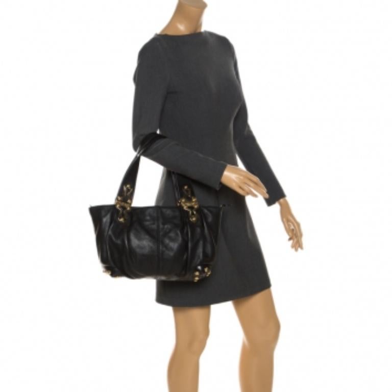Designed with love, this hobo by Michael Michael Kors is crafted from black leather. It comes with a nylon-lined interior that houses one zip and one slip pocket. The hobo features gold-tone studs at the bottom and two handles.