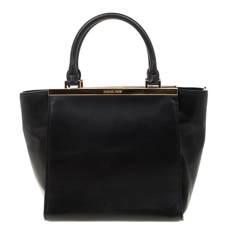 Chic and stylish, this Michael Michael Kors bag waits for you to make it yours! The black creation is crafted from leather and features dual top handles. It flaunts the brand logo detailed in gold-tone on the front and opens to a fabric-lined